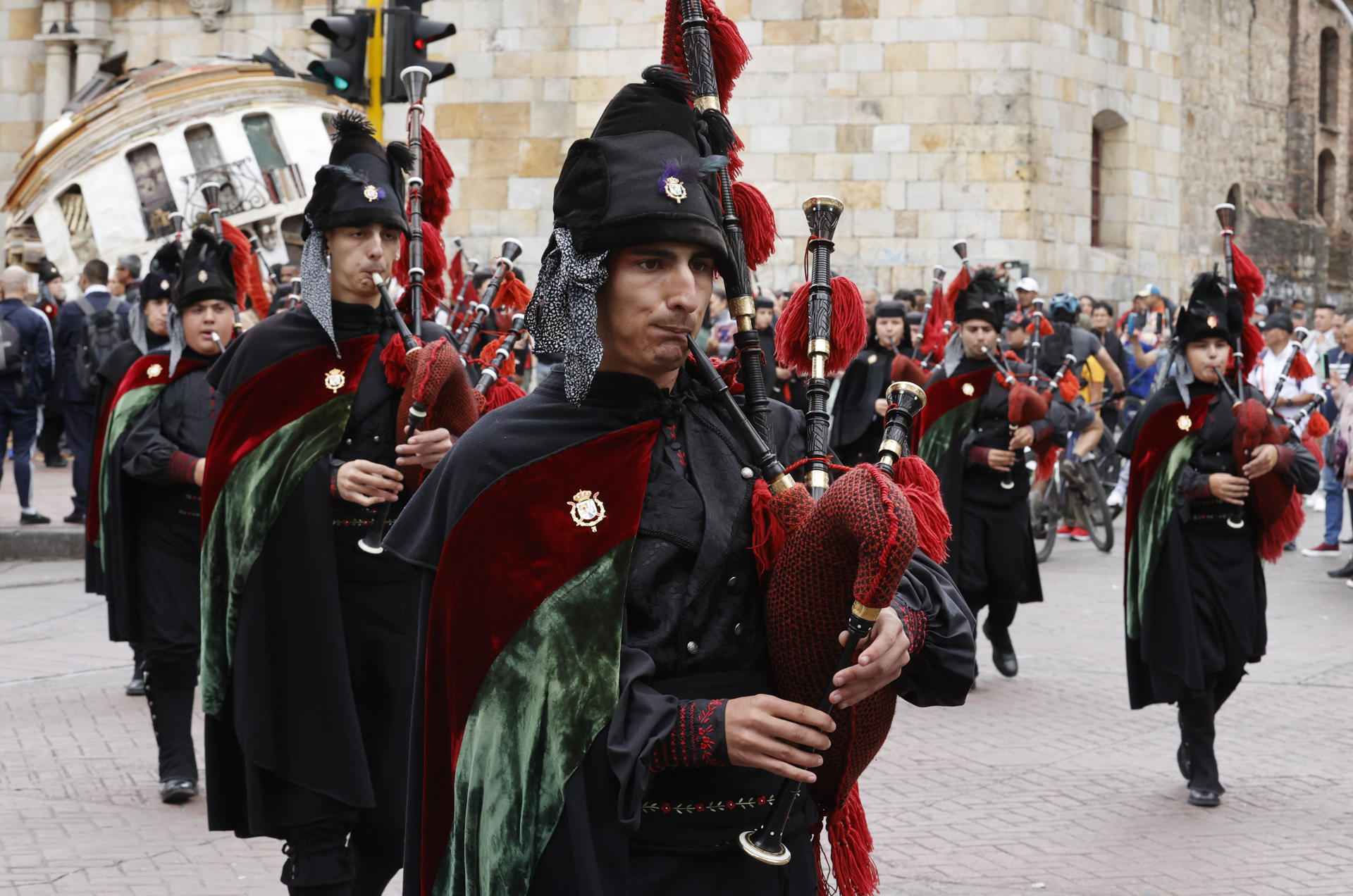 Integrantes de la Real Banda de Gaitas de Galicia realizan un recorrido por el centro de la ciudad durante la Bienal Internacional de Arte y Ciudad BOG25 este martes, en Bogotá (Colombia). EFE/ Mauricio Dueñas Castañeda