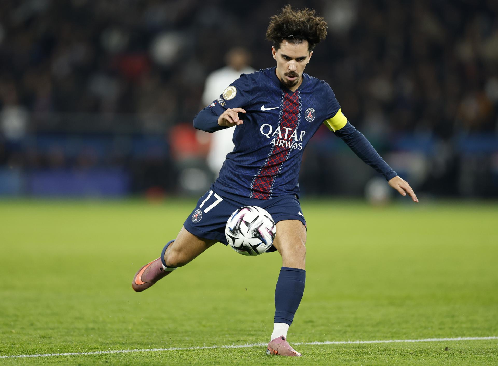 El jugador del PSG Vitinha en acción durante el partido de la Ligue 1 que ha jugado PSG y Auxerre en Paris, Francia. EFE/EPA/YOAN VALAT