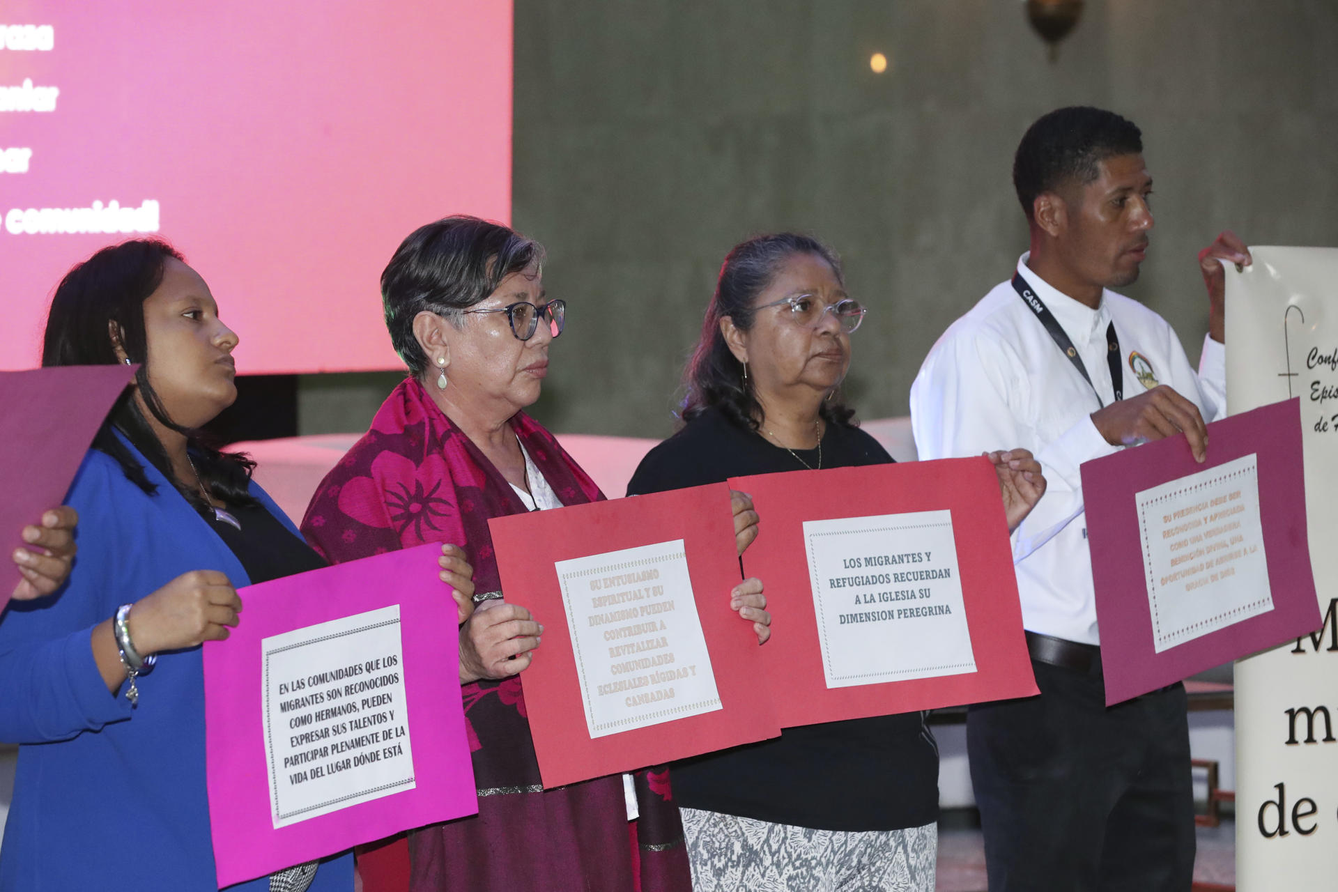 Personas se manifiestan con carteles este miércoles, en Tegucigalpa (Honduras). EFE/STR