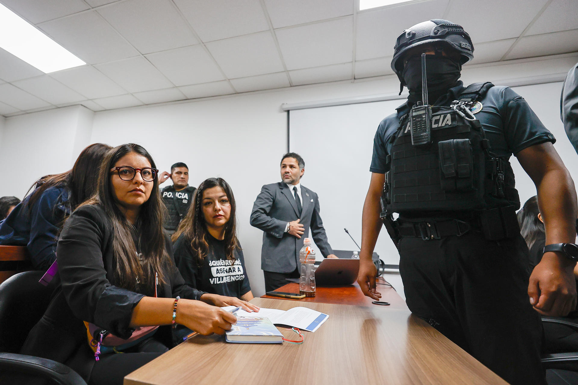 Amanda (i) y Tamia Villavicencio (c), hijas del asesinado candidato presidencial Fernando Villavicencio, al asistir este miércoles, 3 de septiembre, a la audiencia de formulación de cargos contra los investigados como presuntos autores intelectuales del magnicidio del político, en Quito (Ecuador). EFE/José Jácome
