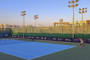 Una jugadora de tenis golpea la bola durante un torneo internacional celebrado por primera vez en Somabay, ciudad resort egipcia a orillas del mar Rojo. EFE/ Isaac J. Martín