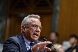El secretario de Salud de Estados Unidos, Robert F. Kennedy Jr., testifica ante el Comité de Finanzas del Senado, en Washington, DC, el 4 de septiembre de 2025. EFE/SHAWN THEW