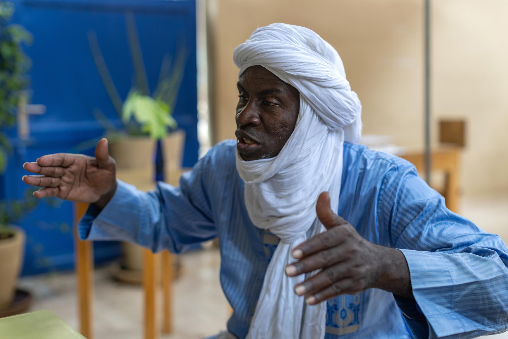 Ousmane Abdoulaye Toure, director de Radio Naata en Gao, Mali, habla durante una entrevista en Dakar, Senegal, 12 de septiembre de 2025. Tres periodistas de radio, incluidos Ousmane Abdoulaye Toure; Adama Sougouri, director de Radio La Voix du Paysan en Ouahigouya, Burkina Faso; y Fati Amadou Ali, director de Radio La Voix de la Tapoa en Say, Níger, son destacados en un documental titulado 'Emisoras de Radio Comunitarias en el Sahel: Los Últimos Defensores de la Información' producido por la organización no gubernamental Reporters Without Borders (RSF) para conmemorar su 40 aniversario. 
EFE/EPA/JEROME FAVRE
//////////
DAKAR (Senegal), 12/09/2025.- Ousmane Abdoulaye Toure, director of Radio Naata in Gao, Mali, speaks during an interview in Dakar, Senegal, 12 September 2025. Three radio journalists, including Ousmane Abdoulaye Toure; Adama Sougouri, director of Radio La Voix du Paysan in Ouahigouya, Burkina Faso; and Fati Amadou Ali, director of Radio La Voix de la Tapoa in Say, Niger, are featured in a documentary titled 'Community Radio Stations in the Sahel: The Last Defenders of Information' produced by the non-governmental organization Reporters Without Borders (RSF) to mark its 40th anniversary. EFE/EPA/JEROME FAVRE

