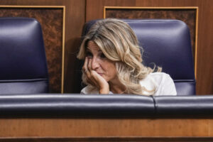 La vicepresidenta tercera y ministra de Trabajo, Yolanda Díaz, durante el debate para la reducción de la duración máxima de la jornada ordinaria de trabajo, este miércoles en el Pleno del Congreso de los Diputados. EFE/ Borja Sanchez-Trillo