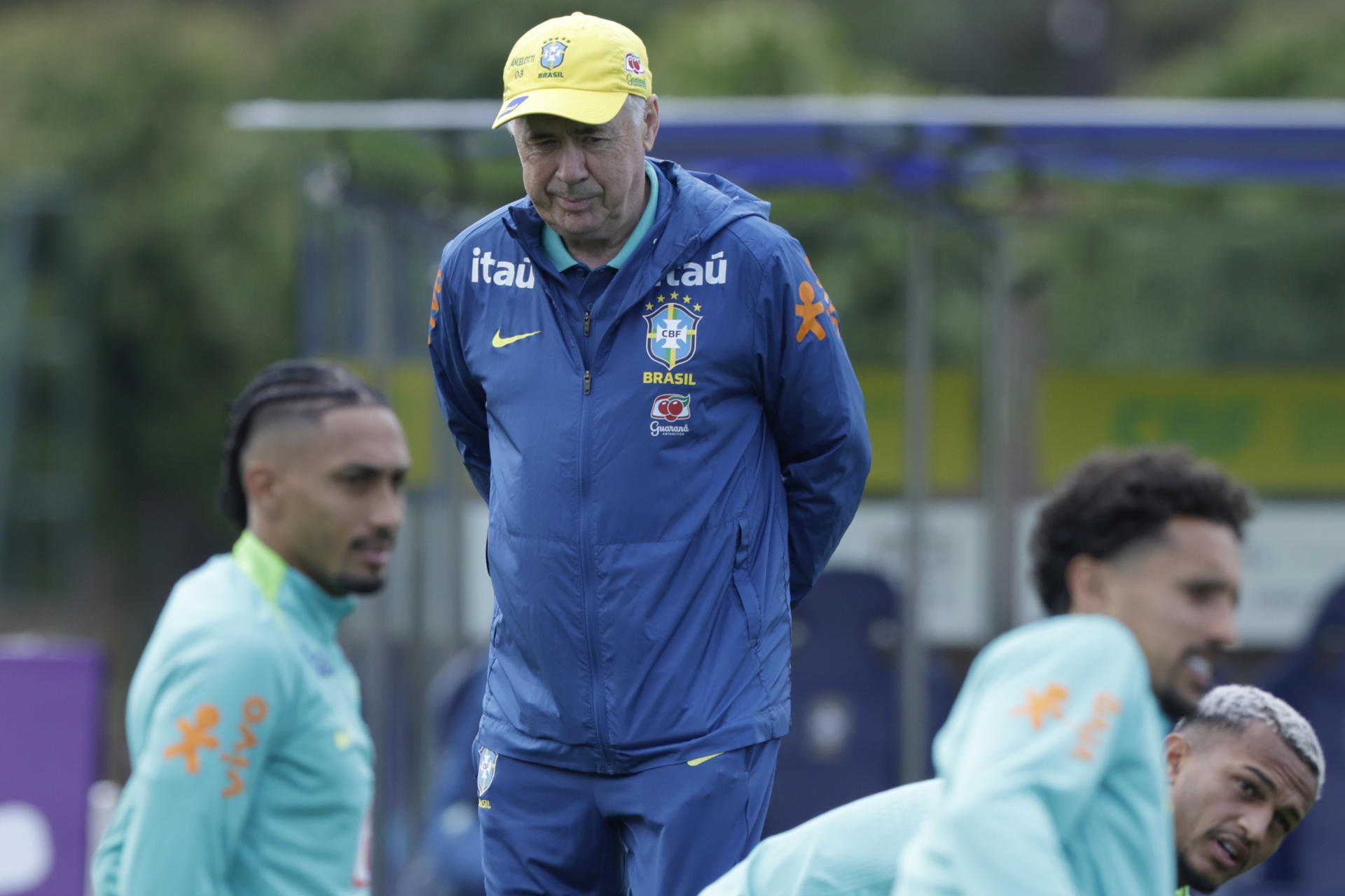 El entrenador de la selección brasileña de fútbol, Carlo Ancelotti, participa durante un entrenamiento este lunes en Granja Comary, en la ciudad de Teresópolis (Brasil). EFE/André Coelho