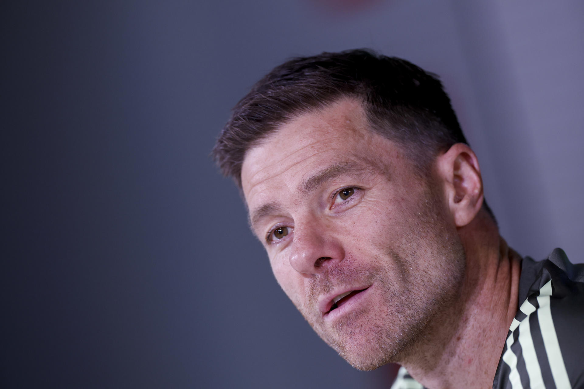 El entrenador del Real Madrid, Xabi Alonso, durante la rueda de prensa tras el entrenamiento del equipo en la Ciudad Deportiva Valdebebas, en Madrid, este viernes. EFE/Javier Lizón