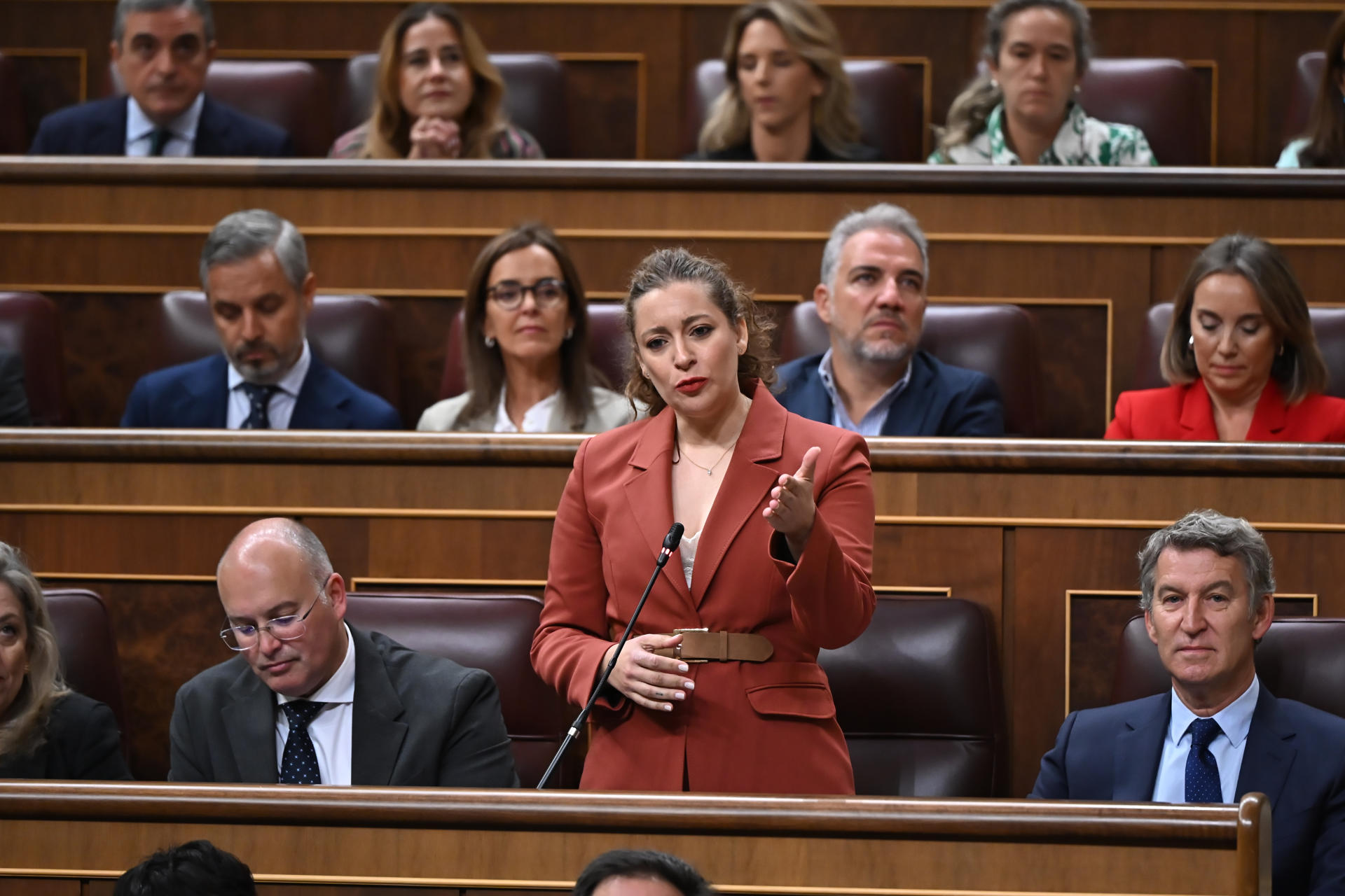 La portavoz del Partido Popular (PP), Ester Muñoz (c), interviene durante la primera sesión de control del nuevo período de sesiones este miércoles en el Congreso de los Diputados en Madrid. EFE/ Fernando Villar