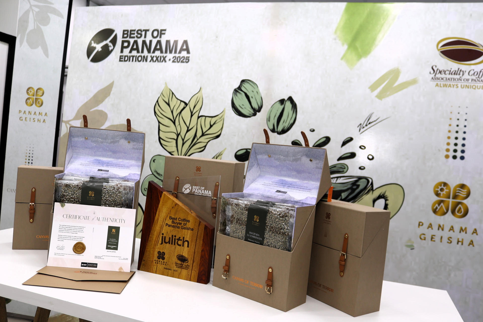 Fotografía del lote de 20 kg de geisha comprado por la empresa Julith Coffee, de Dubái, por 600.000 dólares, durante el acto de entrega este jueves, en Boquete (Panamá). EFE/ Marcelino Rosario
