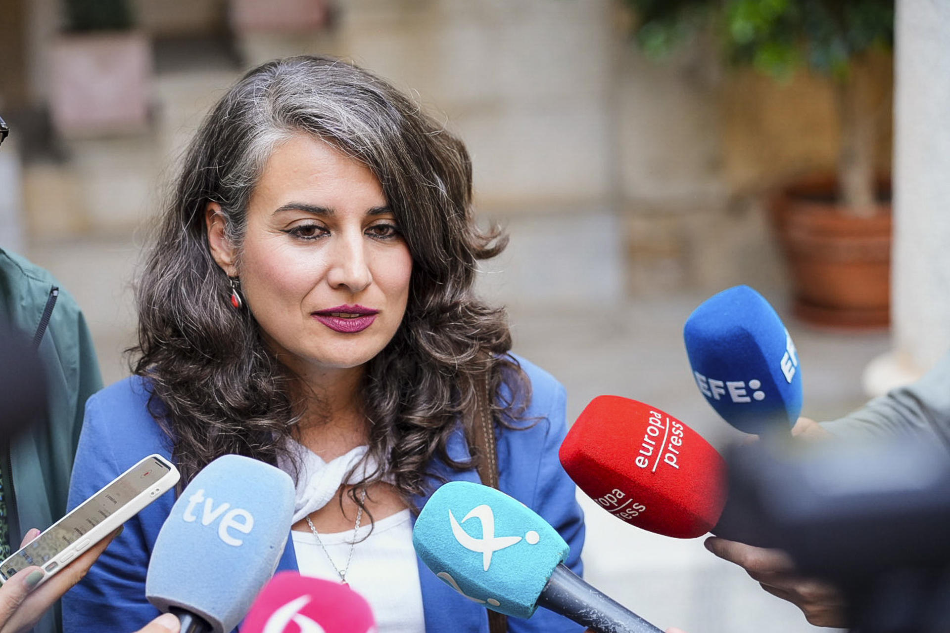 Irene de Miguel, del Grupo de Unidas por Extremadura (UPE), a la salida del encuentro con la presidenta de la Junta de Extremadura, María Guardiola, este lunes. PSOE y Unidas por Extremadura han calificado de "chantaje" la advertencia de la presidenta de la Junta, María Guardiola, de convocar elecciones anticipadas si no se aprueban los presupuestos de 2026 y que presentará un propuesta para modificar el Reglamento de la Asamblea y que la legislatura dure cuatro años y no termine en 2027 como correspondería. EFE/ Javier Cintas
