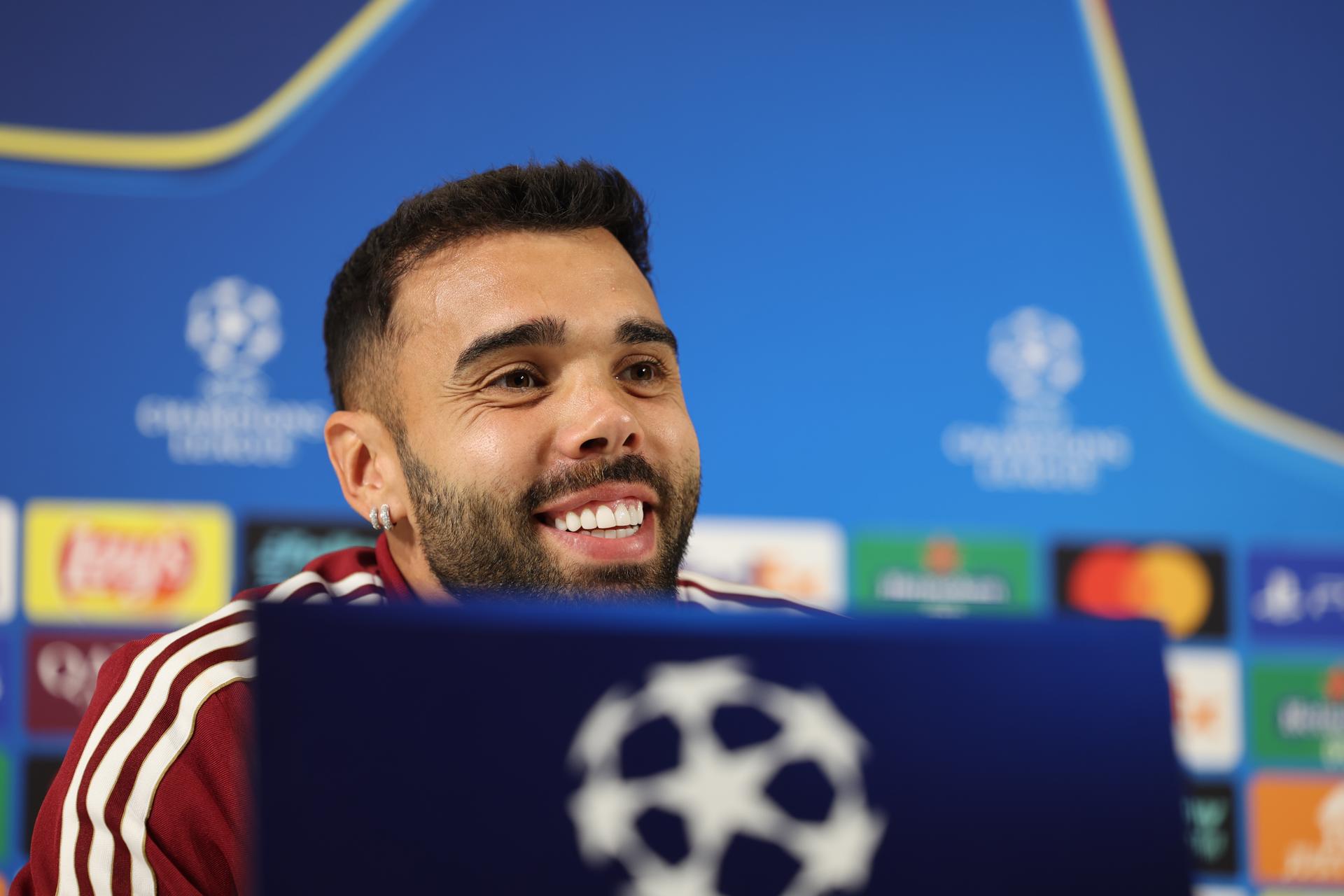 El portero internacional del Arsenal David Raya, en rueda de prensa previa al partido del martes ante el Athletic de Bilbao en San Mamés, choque de la primer jornada de la Fase de Liga de la Liga de Campeones.EFE/Luis Tejido