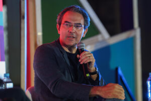 Fotografía de archivo del escritor colombiano Juan Gabriel Vásquez, durante una conferencia, en Ciudad de Guatemala (Guatemala). EFE/Mariano Macz