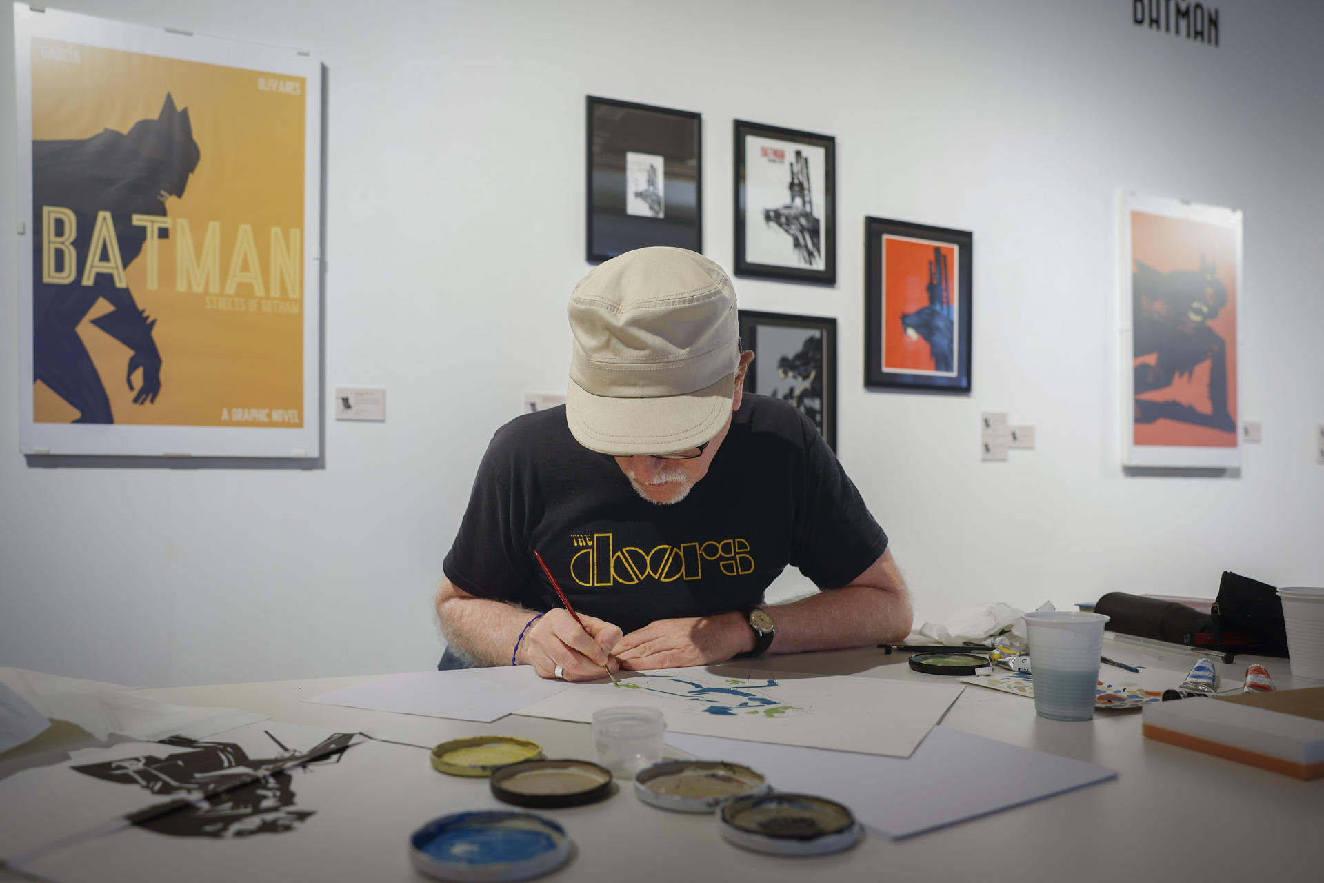 El historietista y Premio Nacional del Cómic Javier Olivares regresa al Salón del Cómic de Navarra en su decimosexta edición con 155 ilustraciones expuestas en el Palacio del Condestable de Pamplona. Olivares, en una entrevista con EFE, habla de su exposición 'Versión Original' (original tachado) como una especie de diario personal, un lugar de memoria en el que se reconoce y recuerda partes de su vida. EFE/ Villar López