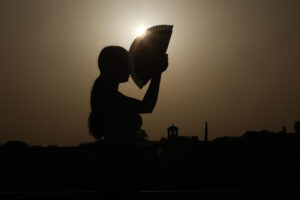 Una persona se abanica al atardecer en una jornada de altas temperaturas en la ciudad de Córdoba, en una fotografía de archivo. EFE/Salas