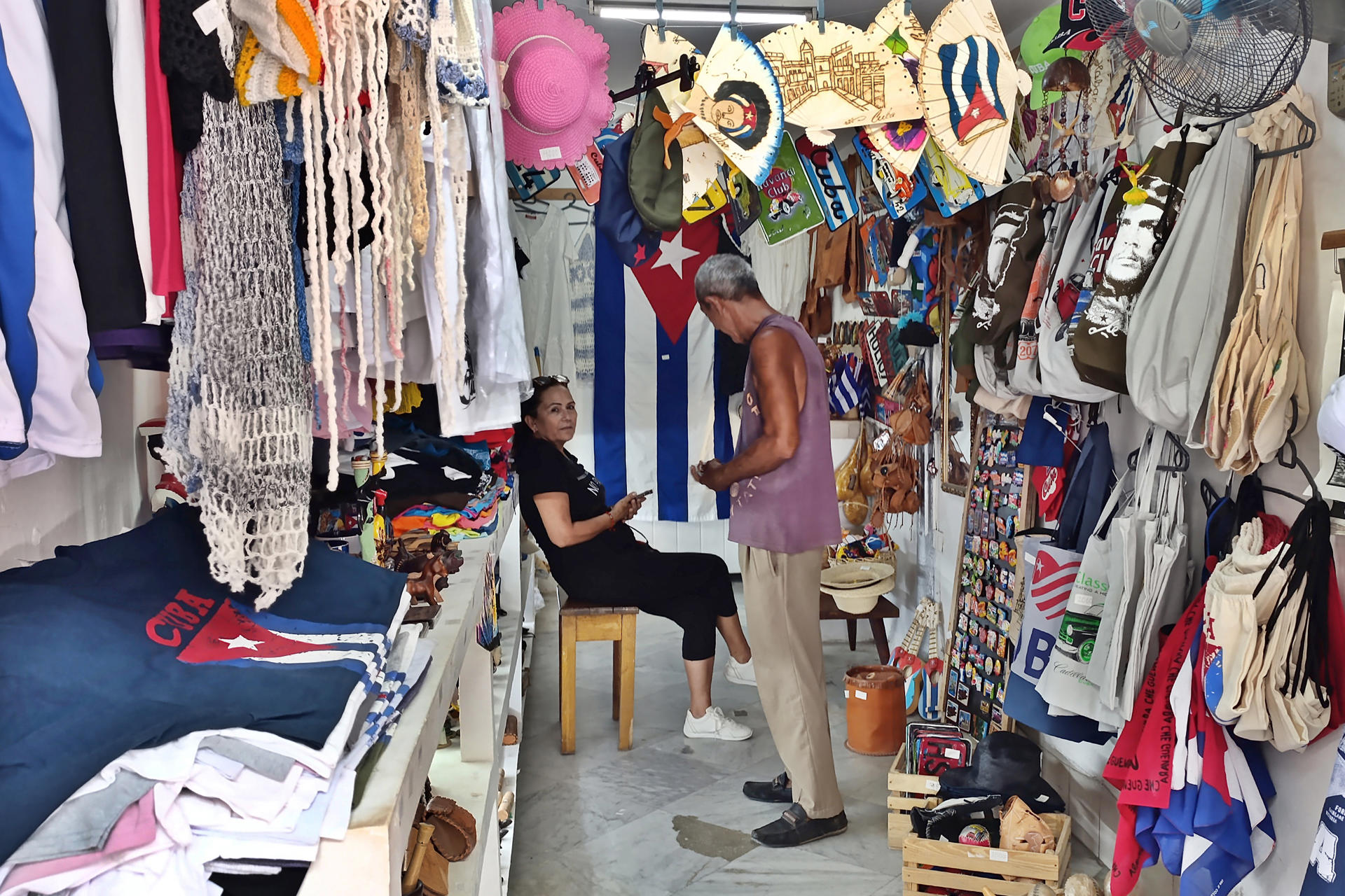 Vista general el pasado 6 de septiembre de una mujer que atiende una venta de artesanías en La Habana (Cuba). EFE/Ernesto Mastrascusa