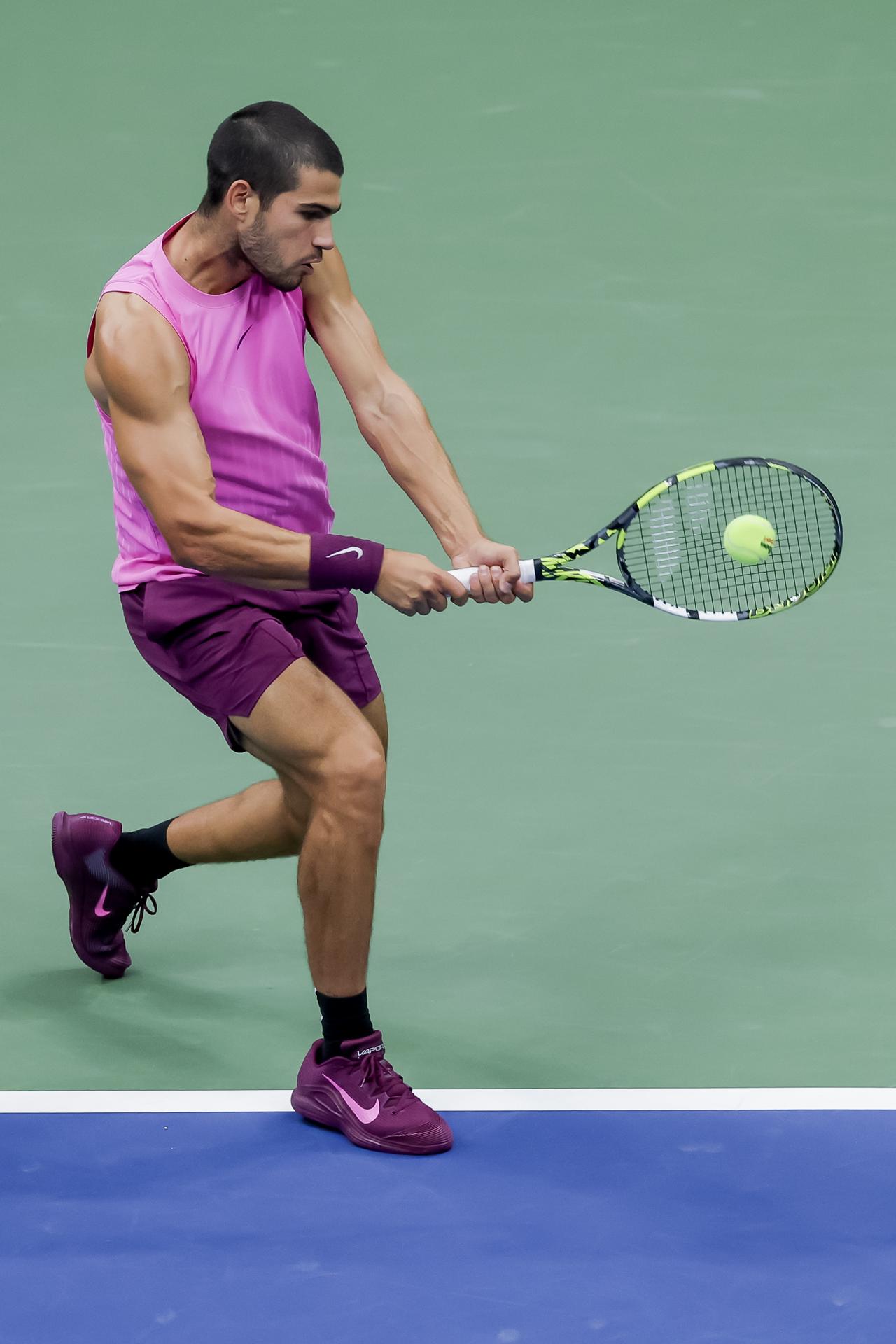 Carlos Alcaraz en acción contra Jannik Sinner durante la final del Abierto de EE.UU. este domingo en Nueva York. EFE/EPA/BRIAN HIRSCHFELD