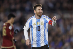 - Lionel Messi de Argentina celebra un gol este jueves, en un partido por las eliminatorias a la Copa Mundial 2026 entre Argentina y Venezuela en el estadio Monumental en Buenos Aires (Argentina). EFE/ Juan Ignacio Roncoroni