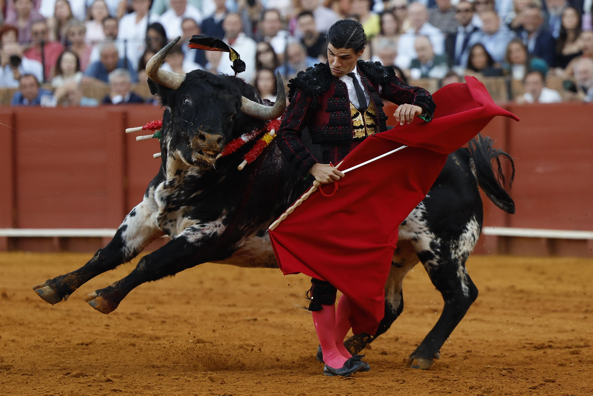 El diestro Pablo Aguado en su faena durante la Feria de San Miguel que se celebra hoy viernes en la plaza de toros La Maestranza, en Sevilla. EFE / Julio Muñoz.
