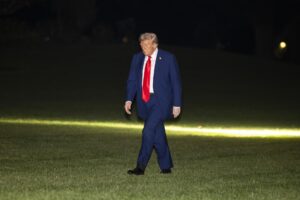 El presidente de Estados Unidos, Donald Trump, regresa a la Casa Blanca después del funeral del activista ultraconservador Charlie Kirk, en Washington, DC, EE.UU., el 21 de septiembre de 2025. EFE/EPA/JIM LO SCALZO / POOL