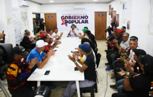 Fotografía cedida por el Palacio de Miraflores donde se observa al presidente de Venezuela, Nicolás Maduro (c), en un acto de gobierno, en La Guaira (Venezuela). EFE/ Palacio de Miraflores
