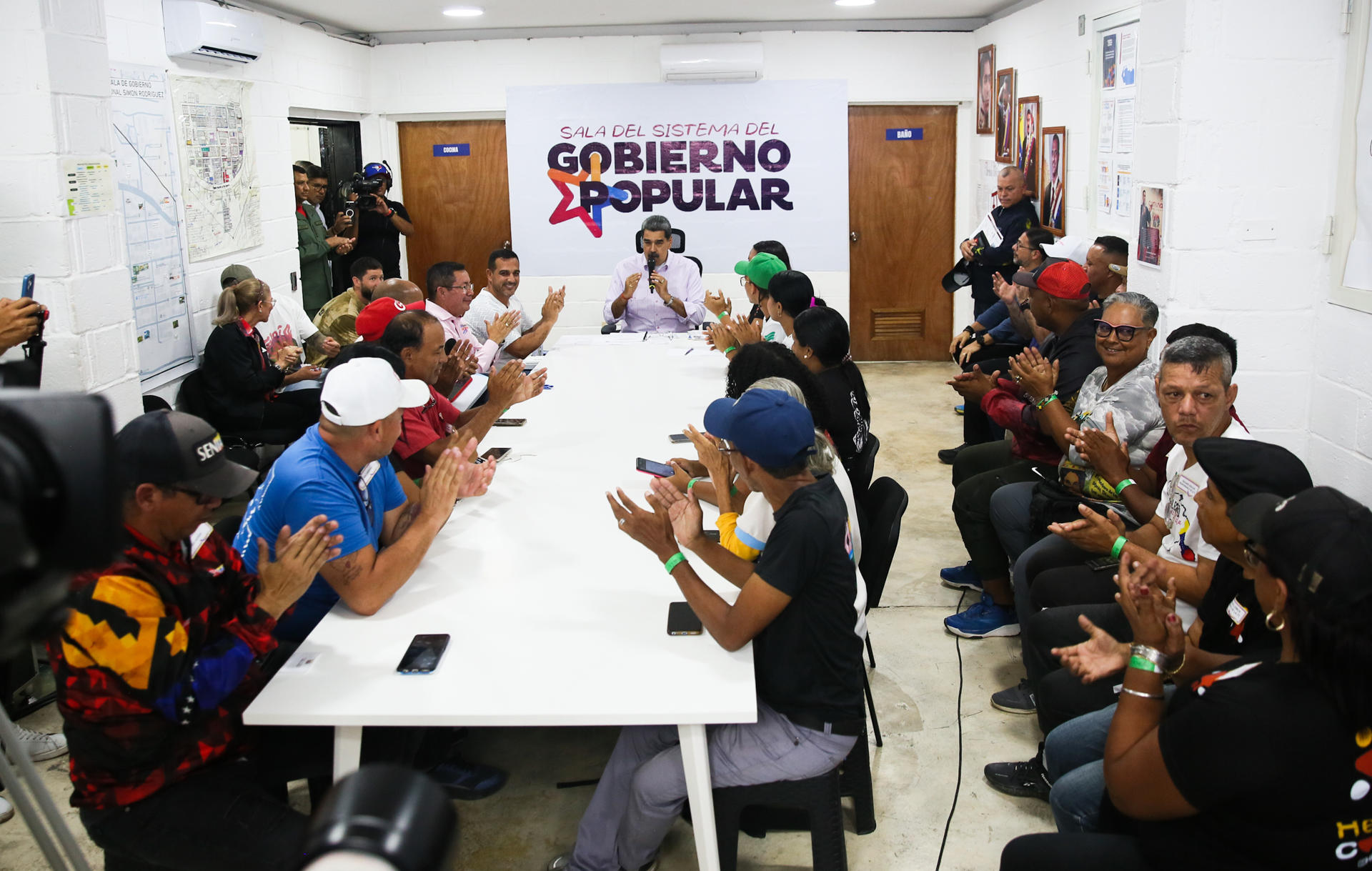 Fotografía cedida por el Palacio de Miraflores donde se observa al presidente de Venezuela, Nicolás Maduro (c), en un acto de gobierno, en La Guaira (Venezuela). EFE/ Palacio de Miraflores