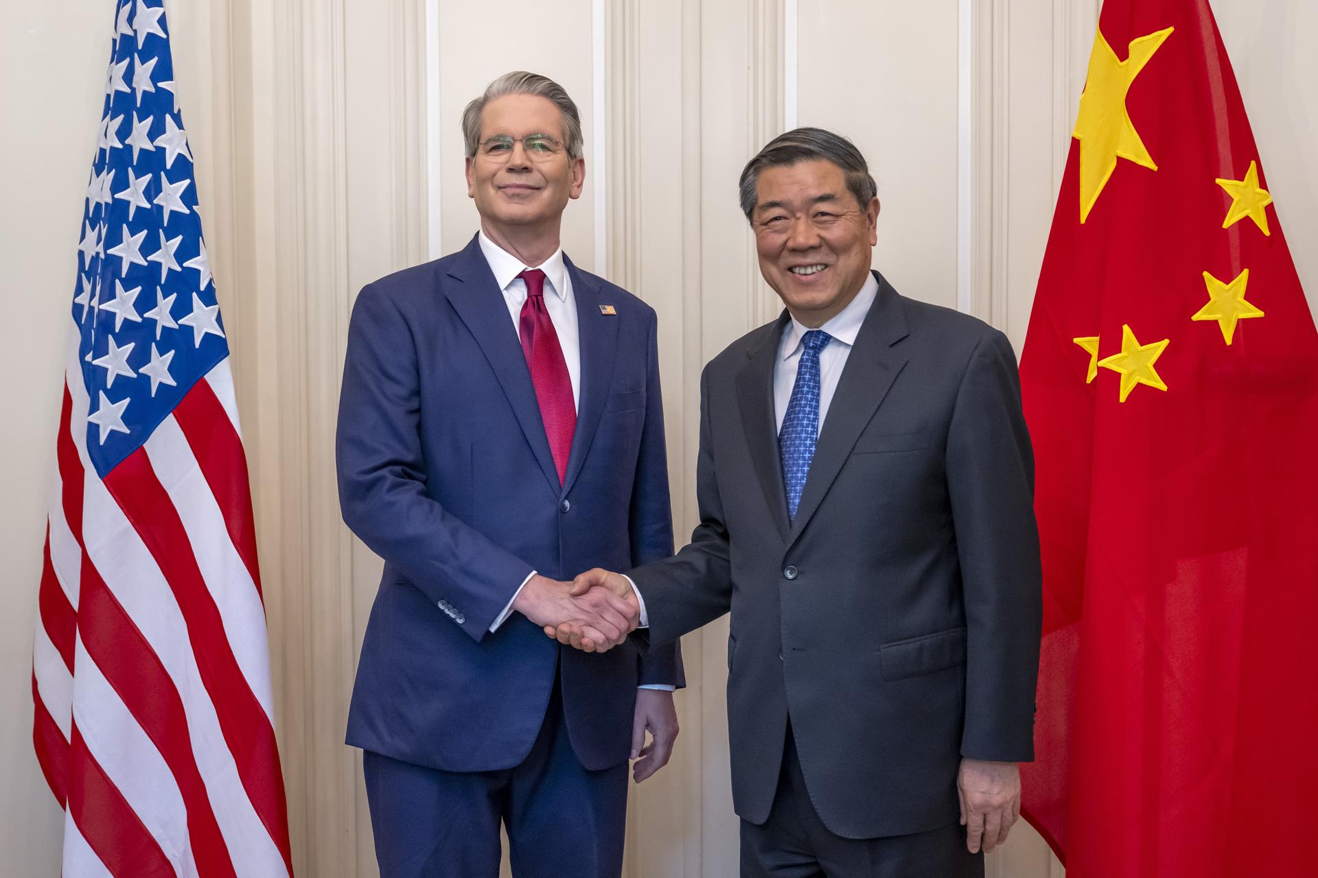 Fotografía de archivo del secretario del Tesoro de EE.UU., Scott Bessent (i) y el vice primer ministro de China, He Lifeng. EFE/MARTIAL TREZZINI / POOL