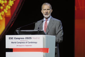 El rey Felipe VI interviene en el Congreso anual de la Sociedad Europea de Cardiología que se celebra en Madrid bajo el título 'El corazón y la sociedad' en Ifema, Madrid este lunes. EFE/ Borja Sanchez Trillo