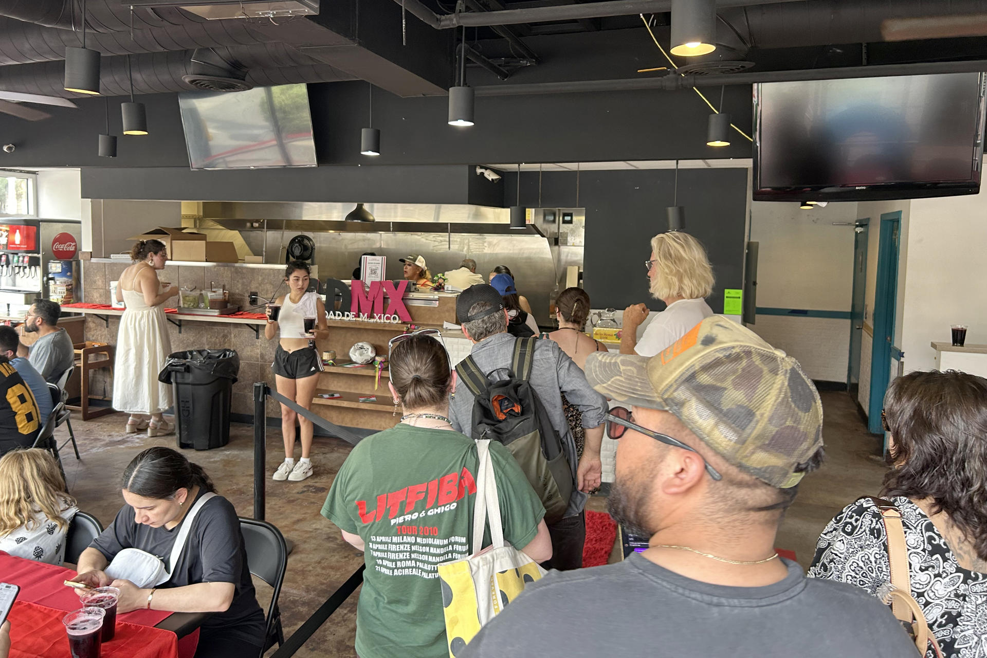 Personas hacen fila para comprar productos en la Taquería El Califa de León este 3 de septiembre de 2025, en Tucson (Estados Unidos). EFE/ María León