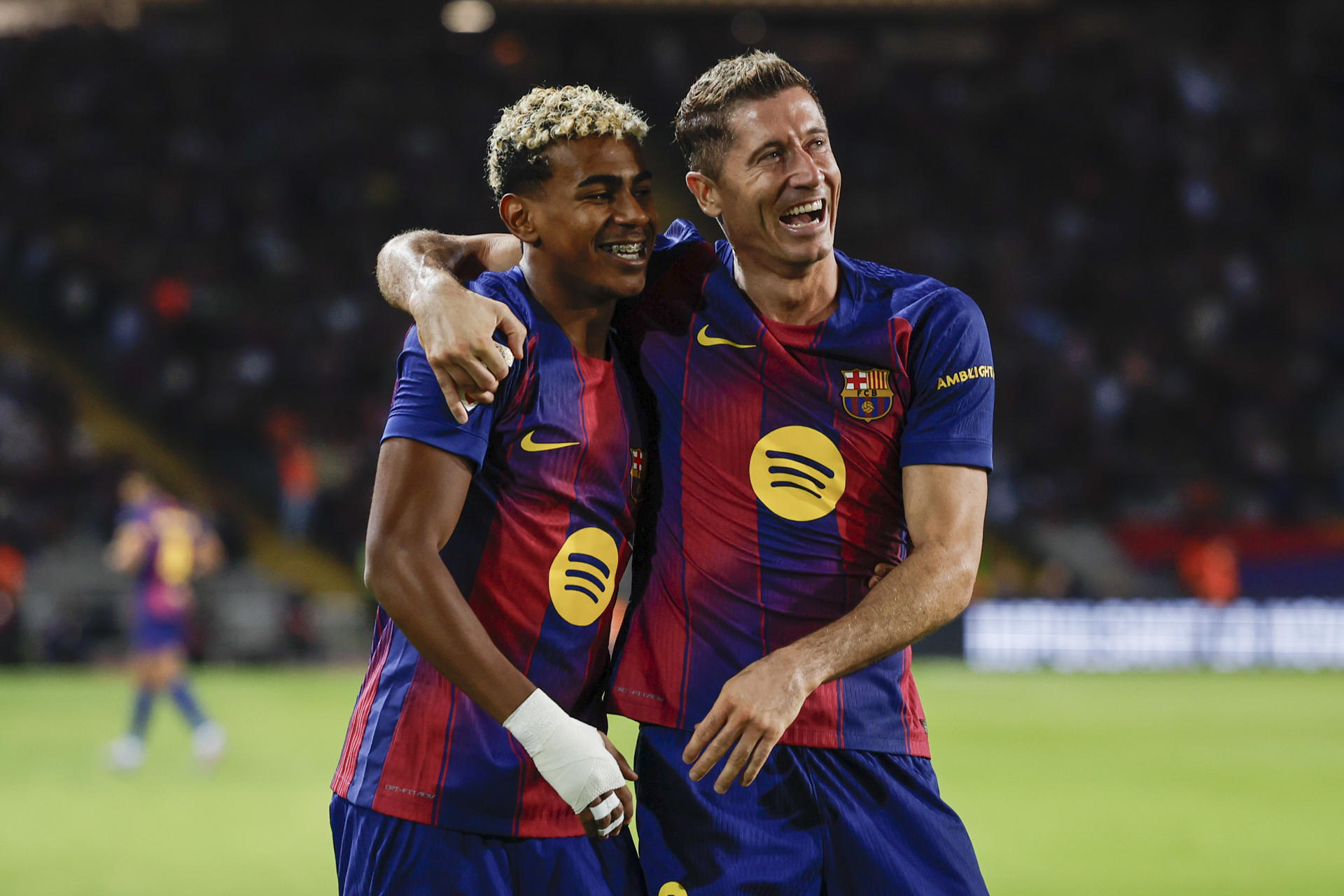Los jugadores del FC Barcelona, el polaco Robert Lewandowski (d) y Lamine Yamal, celebran el segundo gol del equipo blaugrana durante el encuentro correspondiente a la séptima jornada de Liga EA Sports que FC Barcelona y Real Sociedad disputaron en el estadio de Montjuic, en Barcelona. EFE/Alberto Estévez.
