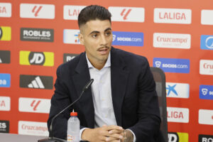 Presentación oficial del defensa central portugués Fábio Cardoso como nuevo jugador del Sevilla en el estadio Sánchez Pizjuán en la ciudad de Sevilla. EFE/ José Manuel Vidal