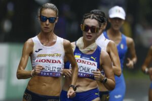 Raquel González (i) durante su participación en los 35 km marcha d los Mundiales de atletismo de Tokio 2025. EFE/EPA/MAST IRHAM
