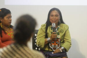 La líder tradicional del poblado indígena Emberá-Wounaan de Bajo Chiquito, Esmeralda Dumasá, habla en un evento este lunes, en Ciudad de Panamá (Panamá). EFE/ Carlos Lemos