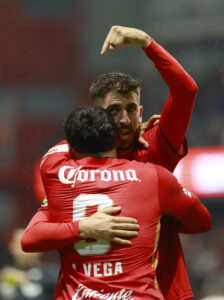 Joao Dias (d) y Alexis Vega de Toluca celebran un gol este miércoles, en un partido del torneo Apertura 2025 de la Liga MX en el estadio Nemesio Diez entre Toluca y Monterrey en Toluca (México). EFE/Felipe Gutiérrez