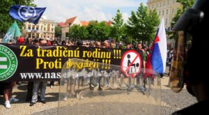 Manifestantes de extrema derecha protestan contra una marcha del orgullo gay en Bratislava en una imagen de archivo. EFE/Peter Hudec