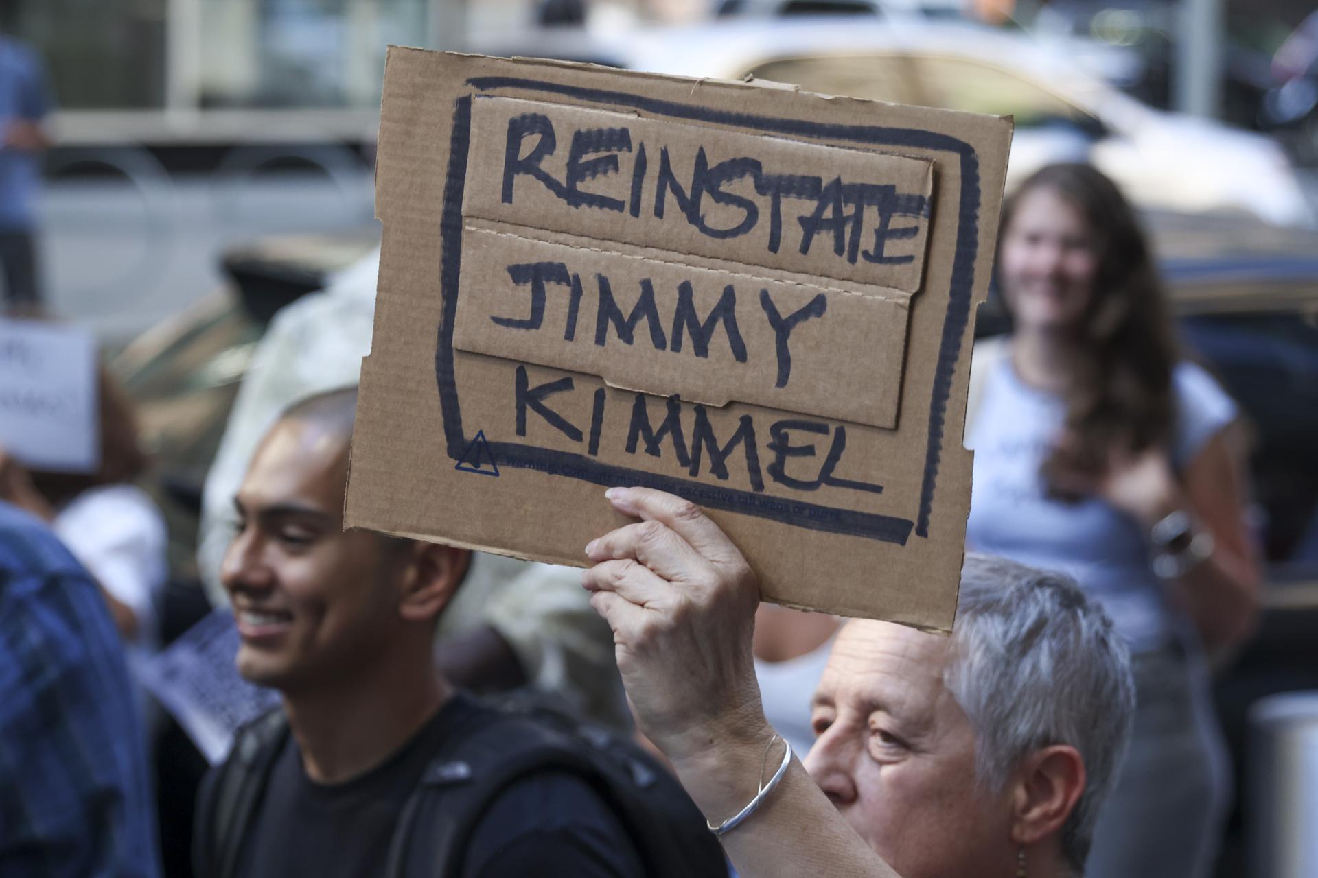 Un grupo de personas se manifiesta el pasado día 19 en Nueva York contra la cancelación del programa nocturno de Jimmy Kimmel. EFE/ Sarah Yenesel
