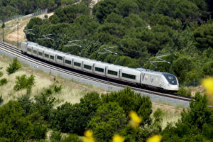Vista de un tren AVE Madrid-Galicia durante su recorrido. EFE/ Mariam A. Montesinos