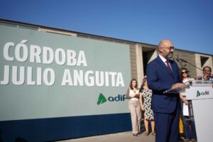 El presidente de Adif, Pedro Marco, durante el acto de presentación de la nueva denominación de la estación de tren de Córdoba que ya luce desde este martes, junto a la entrada principal, con el nuevo nombre de Julio Anguita, el histórico líder del PCE e IU que fue el primer alcalde de la capital cordobesa en el periodo democrático actual y que falleció en mayo de 2020, a los 78 años, y donde ha resaltado que supone un "homenaje a todo un referente de la política española en el último medio siglo". EFE/Rafa Alcaide