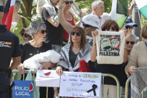 Alrededor de un centenar de personas han protestado sin incidentes contra la guerra de Israel en Gaza este viernes, en el puente de Enrique Estevan de Salamanca, durante la decimonovena etapa de la Vuelta ciclista a España con un recorrido de 161,9 kilómetros llanos entre Rueda, en la provincia de Valladolid, y Guijuelo, en la de Salamanca. EFE/ J.M.GARCÍA