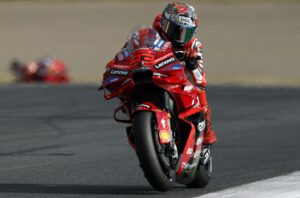 El piloto español del equipo Ducati Lenovo Team Marc Márquez monta su moto durante la carrera sprint del Gran Premio de Motociclismo de Japón en Motegi. EFE/EPA/FRANCK ROBICHON