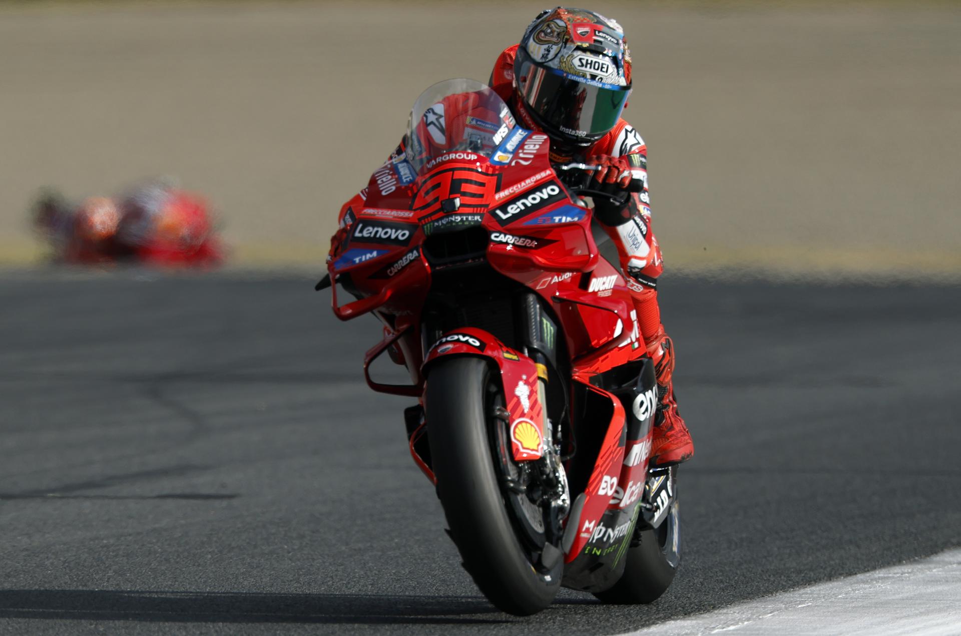 El piloto español del equipo Ducati Lenovo Team Marc Márquez monta su moto durante la carrera sprint del Gran Premio de Motociclismo de Japón en Motegi. EFE/EPA/FRANCK ROBICHON