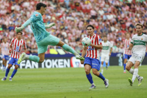 El portero del Elche Matías Dituro (i) despeja un balón ante Julián Álvarez (c), del Atlético de Madrid, en el estadio Metropolitano en foto de archivo de Mariscal