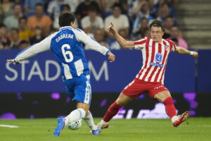 Fotografía de Enric Fontcuberta, en la que puede verse en una imagen de archivo del 17 de agosto de 2025 al futbolista uruguayo del Espanyol Leandro Cabrera (i). EFE