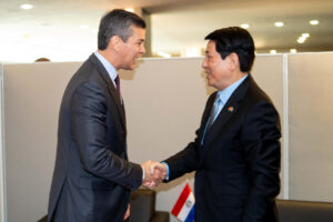 El presidente de Paraguay, Santiago Peña (i), saluda al presidente de Vietnam, Luong Cuong, durante una reunión este lunes, en Nueva York (EE.UU.). EFE/ Presidencia de Paraguay