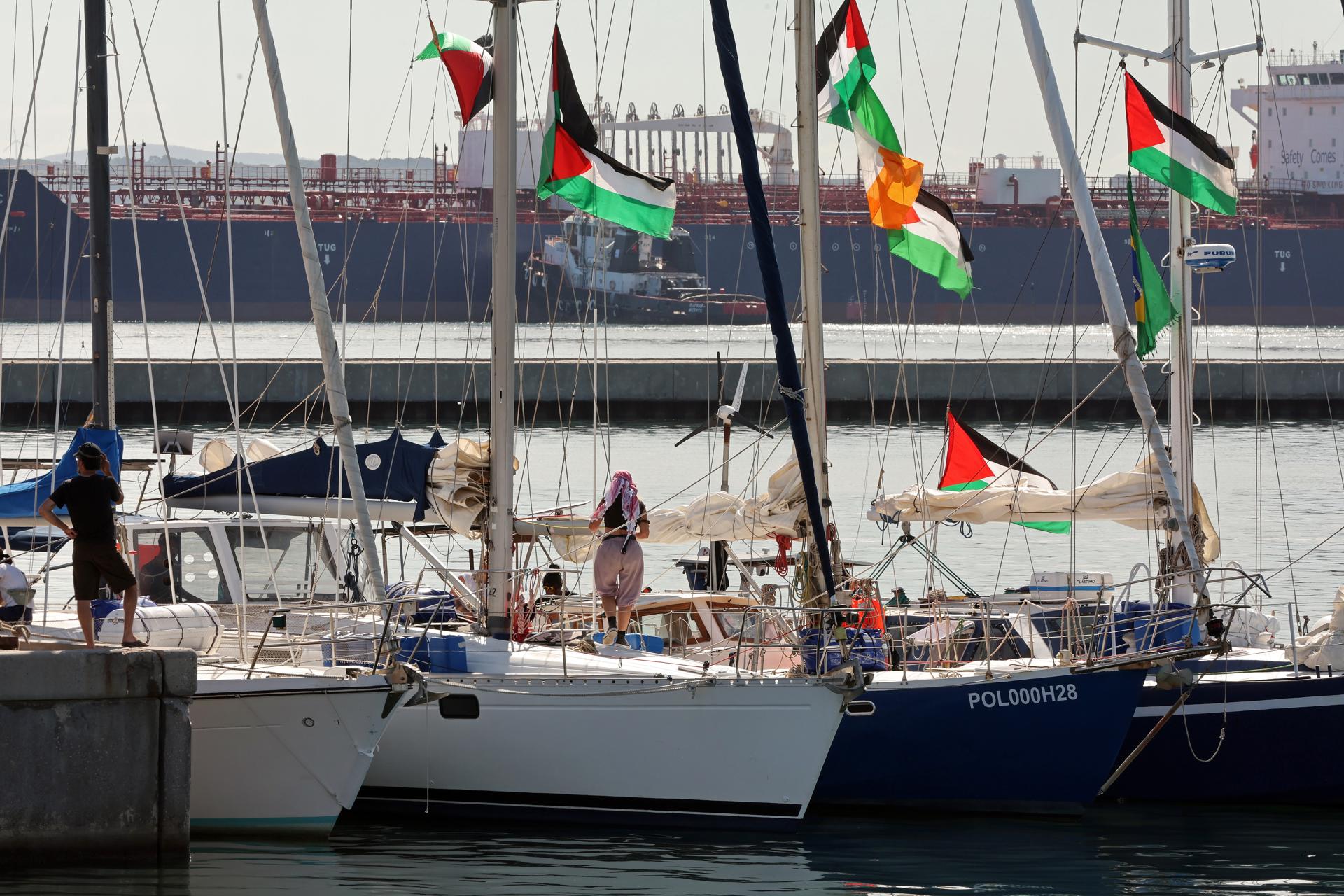 Imagen de archivo de algunos barcos de la flotilla durante una escala en Túnez. EFE/EPA/MOHAMED MESSARA

