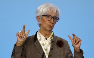 La presidenta del Banco Central Europeo (BCE), Christine Lagarde este jueves en la rueda de prensa tras la reunión para mantener en pausa los tipos de interés en la eurozona.   EFE/EPA/RONALD WITTEK