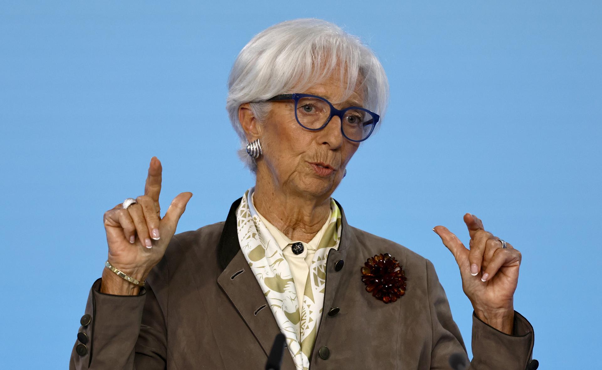 La presidenta del Banco Central Europeo (BCE), Christine Lagarde este jueves en la rueda de prensa tras la reunión para mantener en pausa los tipos de interés en la eurozona.   EFE/EPA/RONALD WITTEK