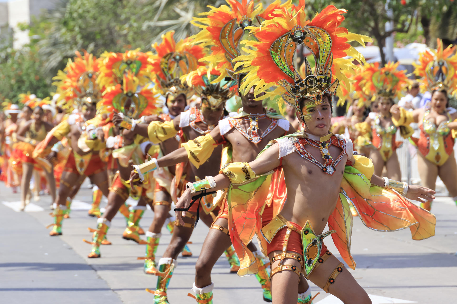 Fotografía de archivo que muestra el desfile de artistas en la Gran Parada de Comparsas durante el Carnaval de Barranquilla (Colombia), en marzo de 2025. EFE/ Ricardo Maldonado Rozo