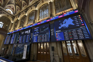 MADRID, 09/09/2025.- El IBEX 35, índice de referencia de la Bolsa española, subió este martes un 0,14 % a la espera del nombramiento de un nuevo primer ministro en Francia y después de que Estados Unidos haya revisado a la baja los datos de creación de empleo en el último año. El mercado nacional subió 21,7 puntos y terminó en 15.023,9. En lo que va de 2025 avanza el 29,57 %. EFE/ Altea Tejido