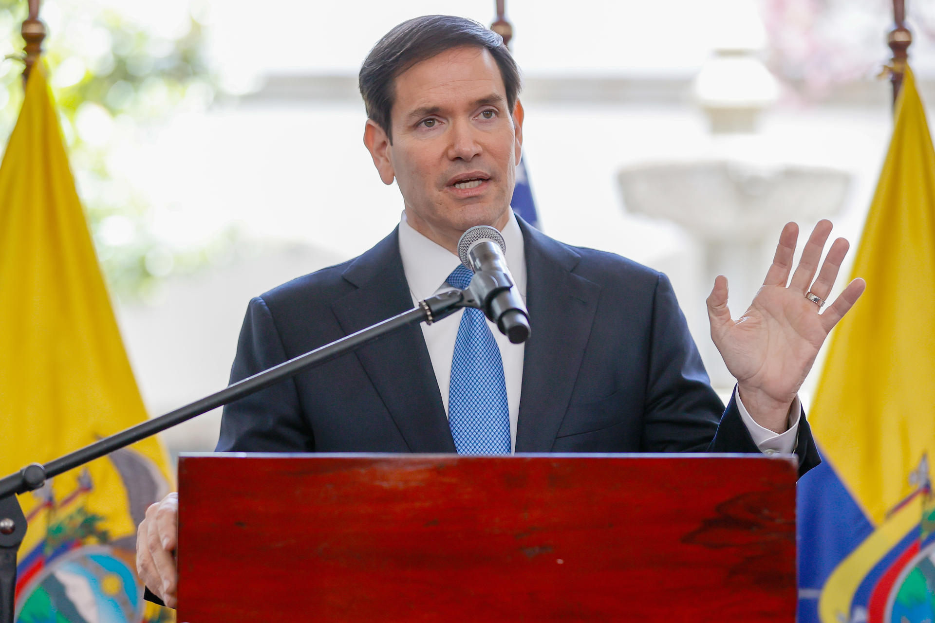 El secretario de Estado de los Estados Unidos, Marco Rubio, habla en una rueda de prensa este jueves, en el Palacio de Carondelet, en Quito (Ecuador). EFE/José Jácome