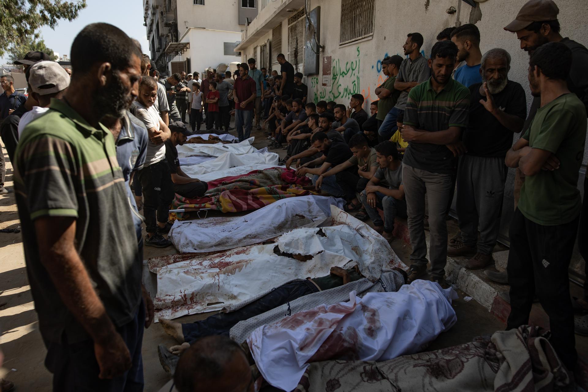 Foto de archivo de cuerpos de fallecidos en ataques aéreos israelíes, en el patio del hospital Al Shifa, en la ciudad de Gaza. EFE/EPA/HAITHAM IMAD -- ATTENTION EDITORS: GRAPHIC CONTENT