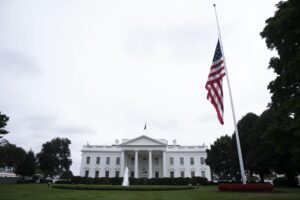 La bandera de EE.UU. es izada a media asta fuera de la Casa Blanca en Washington, DC, EE.UU. EFE/EPA/KAYLA BARTKOWSKI / POOL
//////////
Washington (United States), 11/09/2025.- The US flag is lowered to half-staff outside the White House in Washington, DC, USA, 10 September 2025. Charlie Kirk, executive director of the conservative Turning Point USA advocacy group, has died, President Donald Trump said on social media. EFE/EPA/KAYLA BARTKOWSKI / POOL